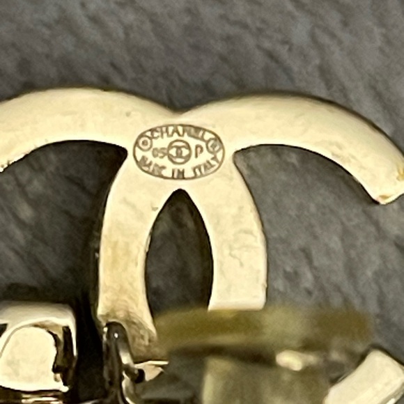 Chanel 100% authentic earrings with stamp on it 2005. Excellent condition clipon - Picture 4 of 5